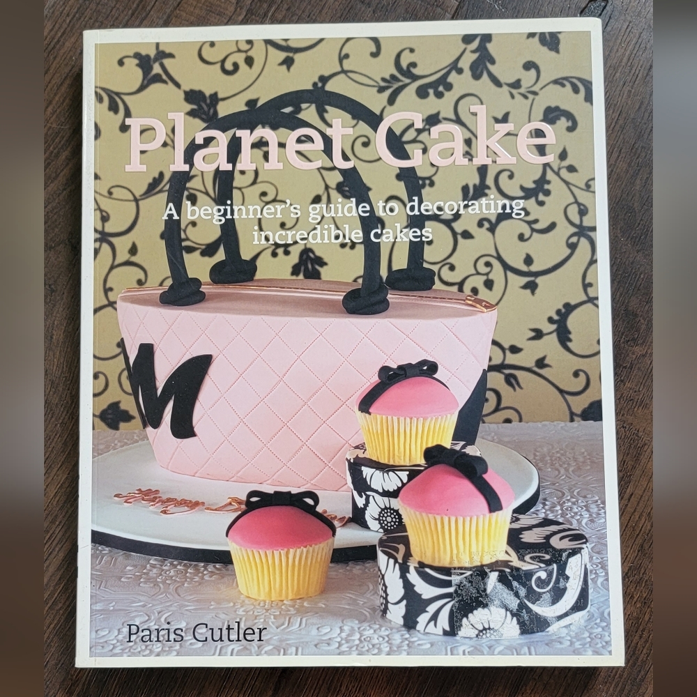 Cake/cupcake decorating book